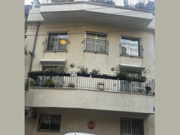 Building for sale in the old north near the Yarkon River